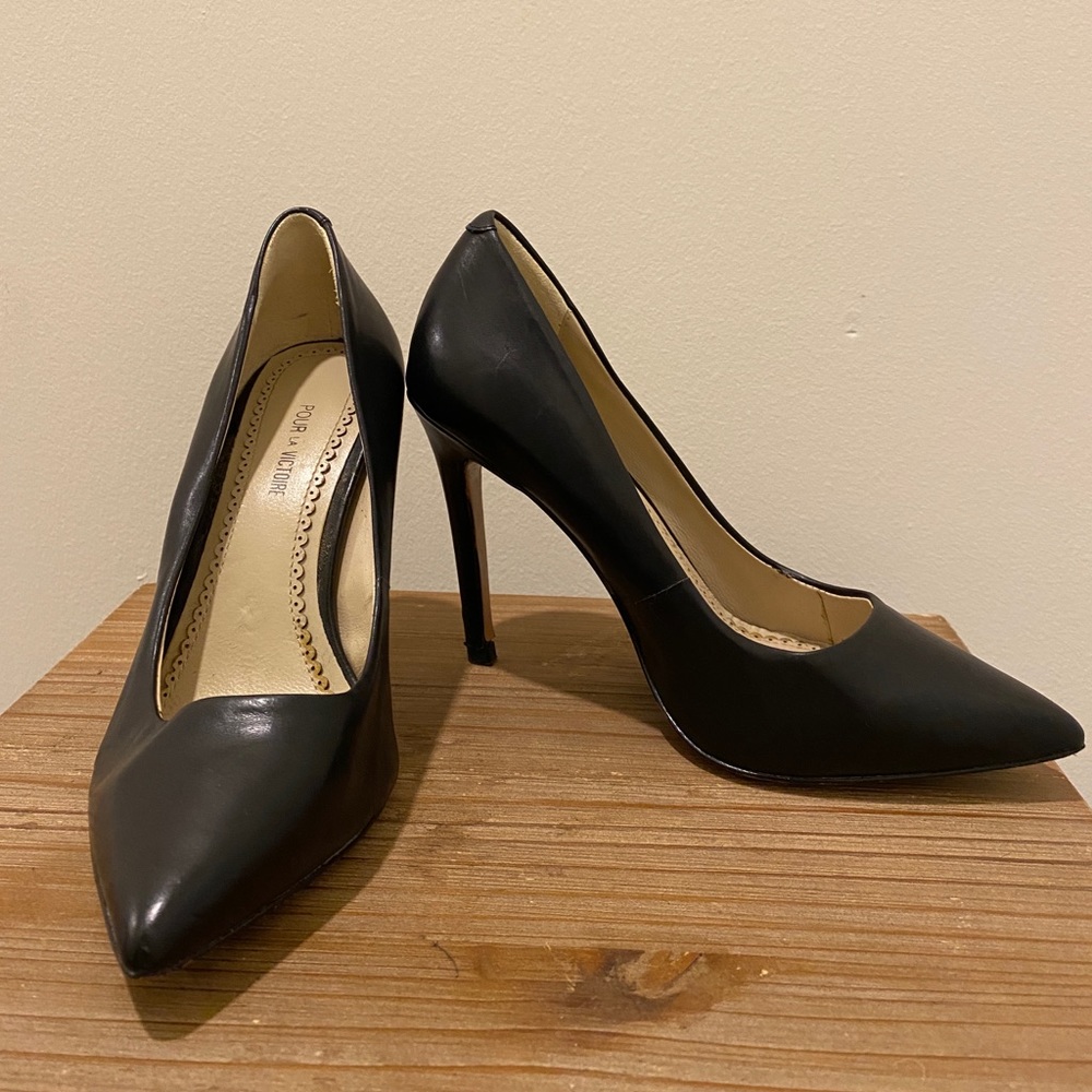 Pour la victorie black leather pumps